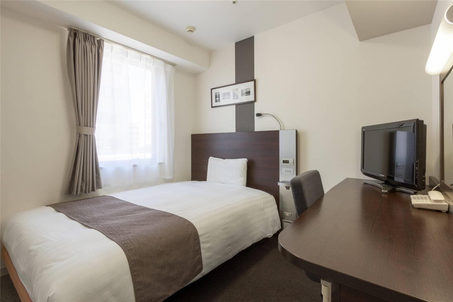 Guest room with double bed(s)