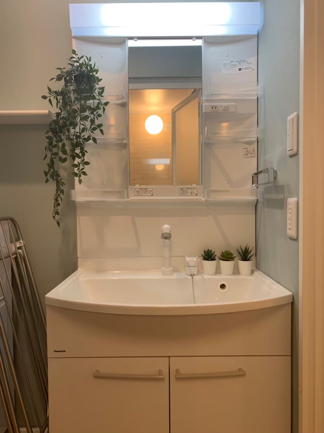 [102] Separate washbasin