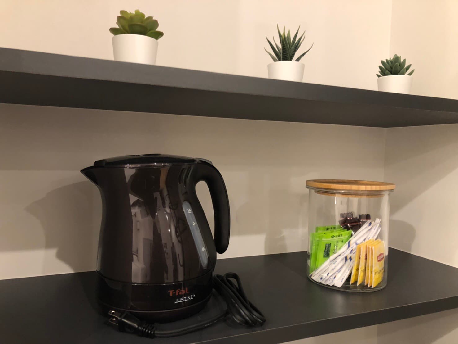 [102] Tea, coffee and black tea service