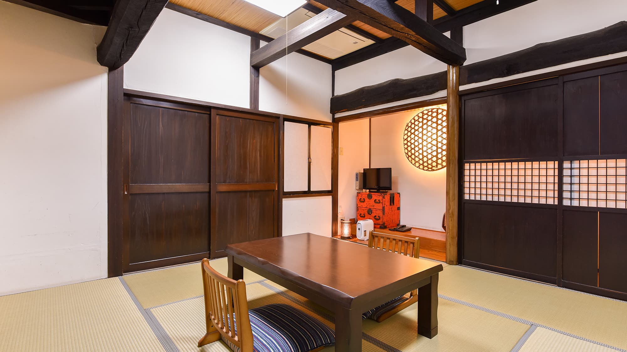 *Japanese-style room (8 tatami mats) [2nd floor] / A room with a retro atmosphere where you can feel the warmth of the alcove decoration