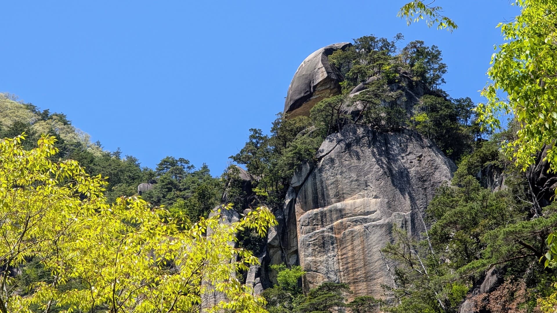 [Fresh greenery in Shosenkyo Gorge] 30 minutes by car. Trees shining in the early summer sunshine. A quiet, soothing atmosphere will envelop your soul.