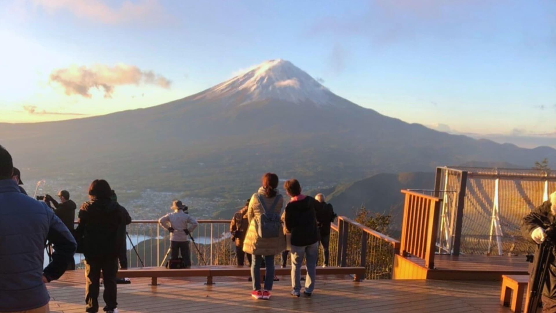 [FUJIYAMA Twin Terrace] A special seat during the autumn foliage season! A spectacular spot overlooking Mt. Fuji
