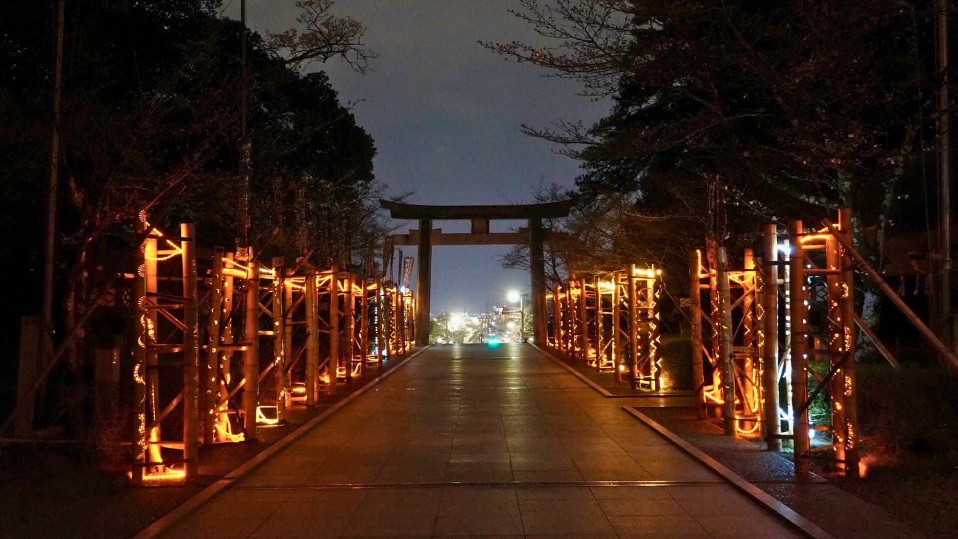 [Takeda Shrine] In spring, the Shingen Artistic Lantern Festival is held, and the shrine is enveloped in a mystical light at night. It is about an 11-minute drive from our hotel.