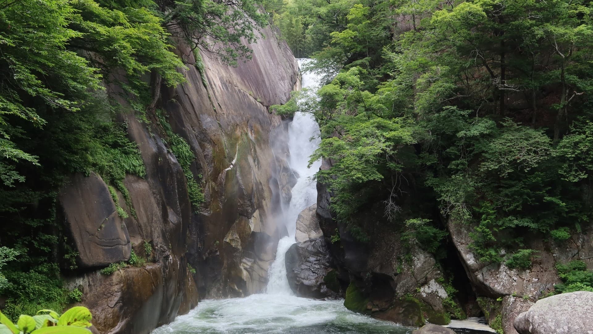 [Senga Falls in Shosenkyo Gorge] 30 minutes by car