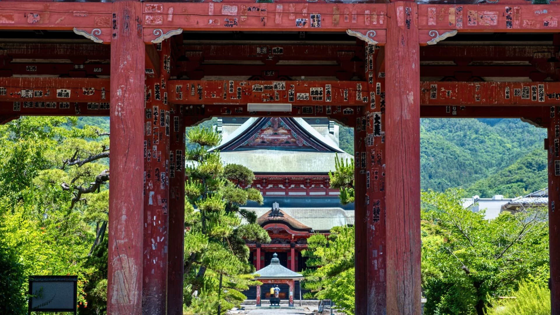 [Kai Zenkoji Temple] Kai Zenkoji Temple, with its impressive red gate and main hall, is a great place to visit. It is about a 12-minute drive from our hotel.