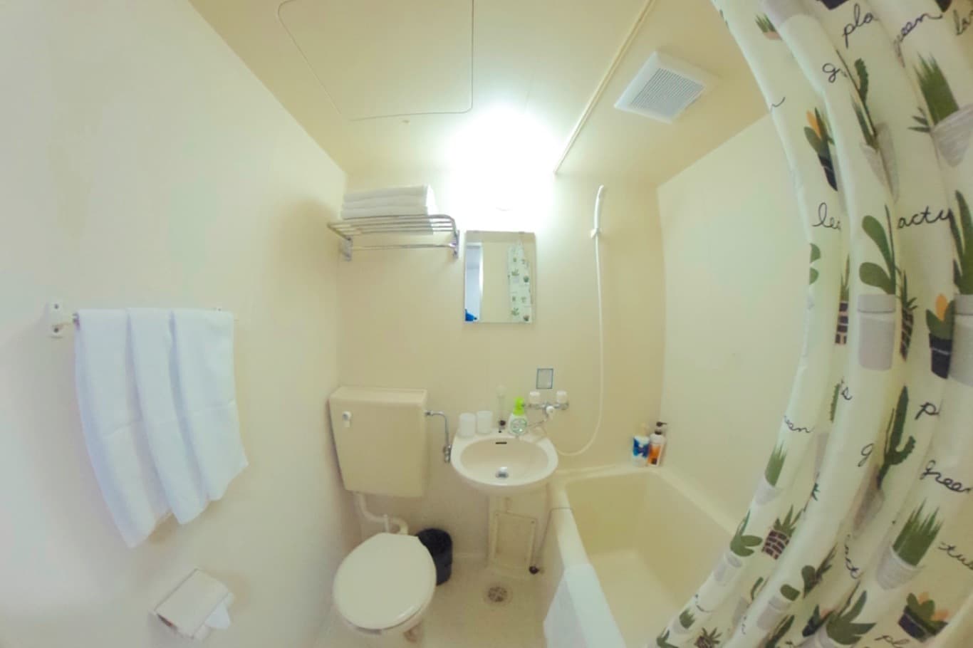 It is a unit bath with washbasin/bath/toilet. Two handrails have been newly installed to make it easier to enter the bath.