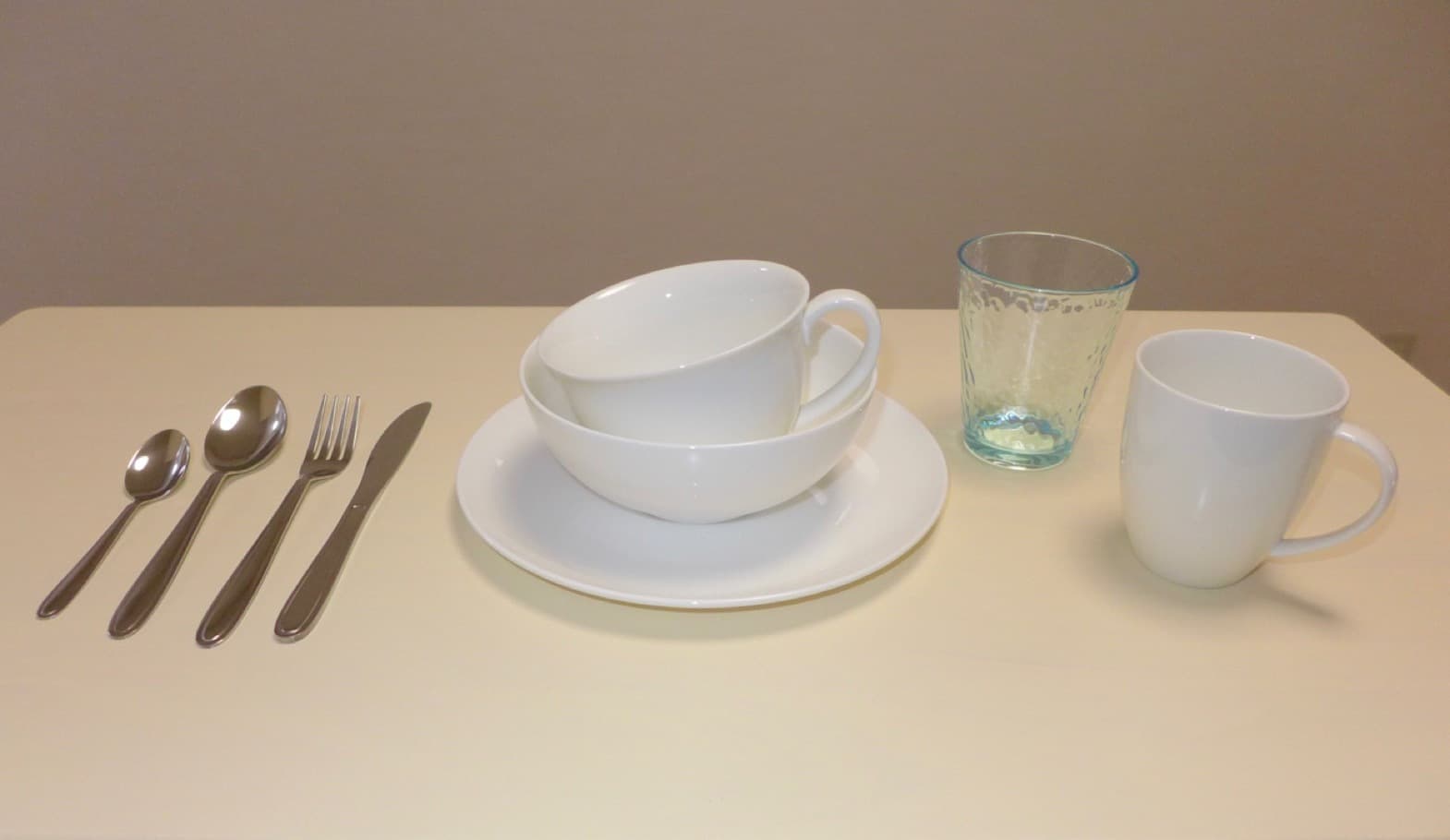 Please use the tableware provided.