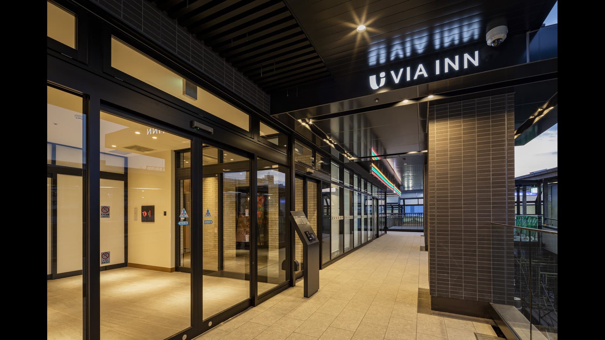 2nd floor entrance (directly connected to the pedestrian bridge)