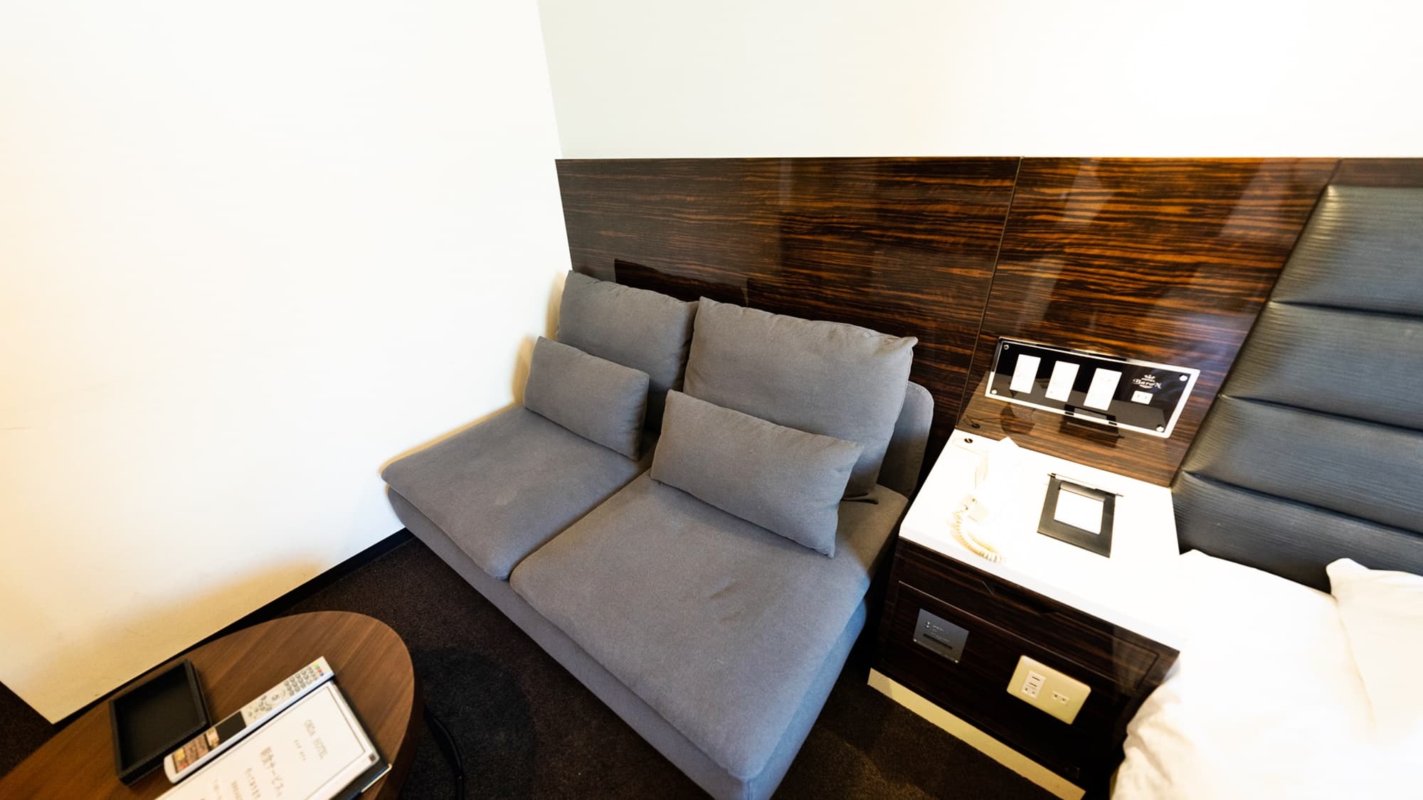 *Non-smoking sofa, superior queen (example)