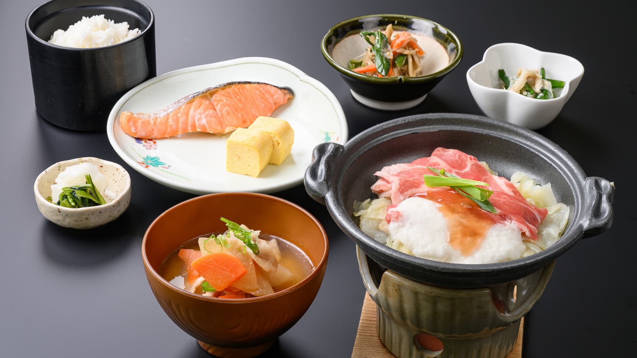 [Breakfast] Daily special Japanese set meal with ceramic plate: "Pork with grated yam"