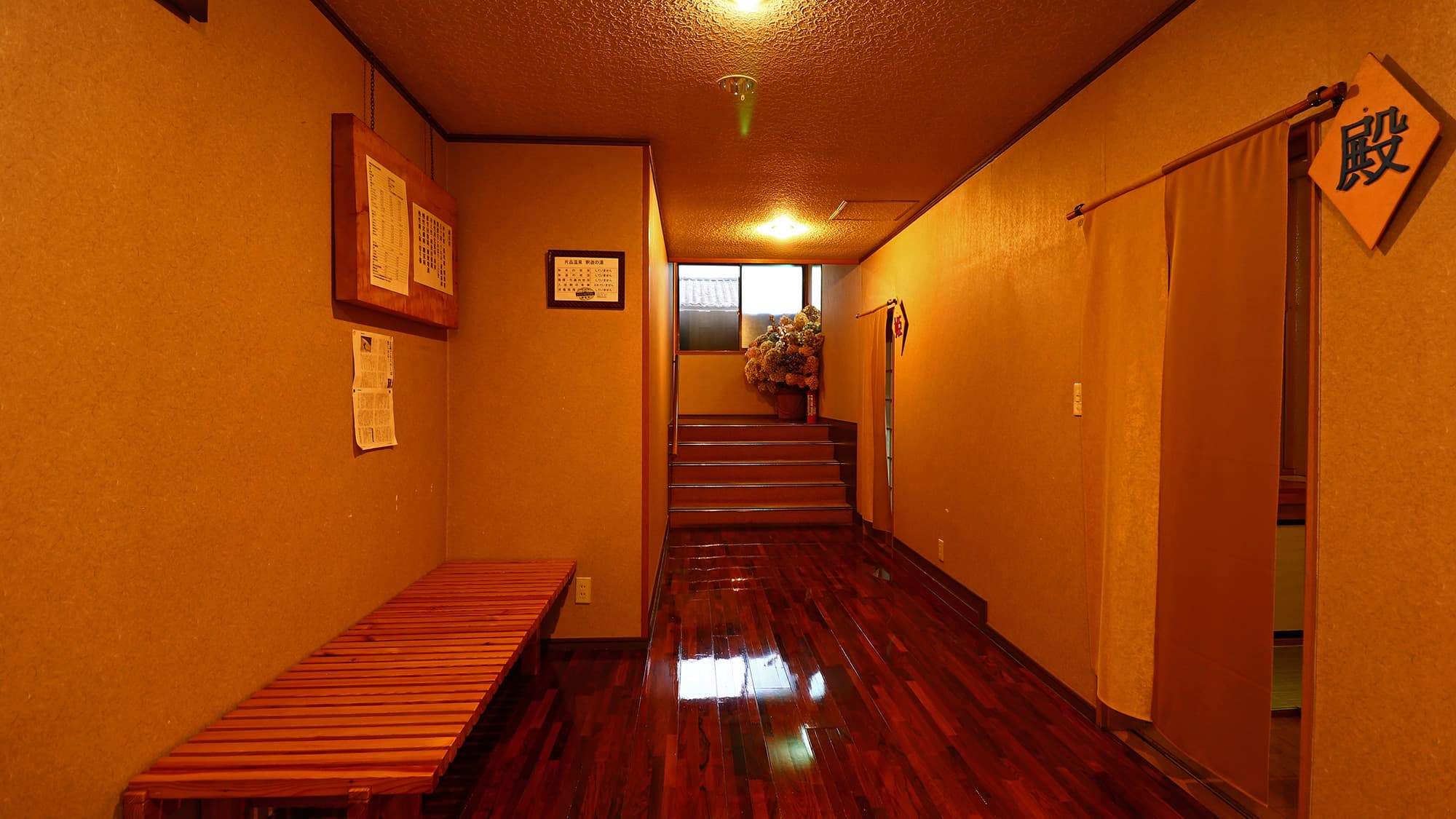★【Bathroom Entrance】Both the men's and women's bathrooms are spacious.