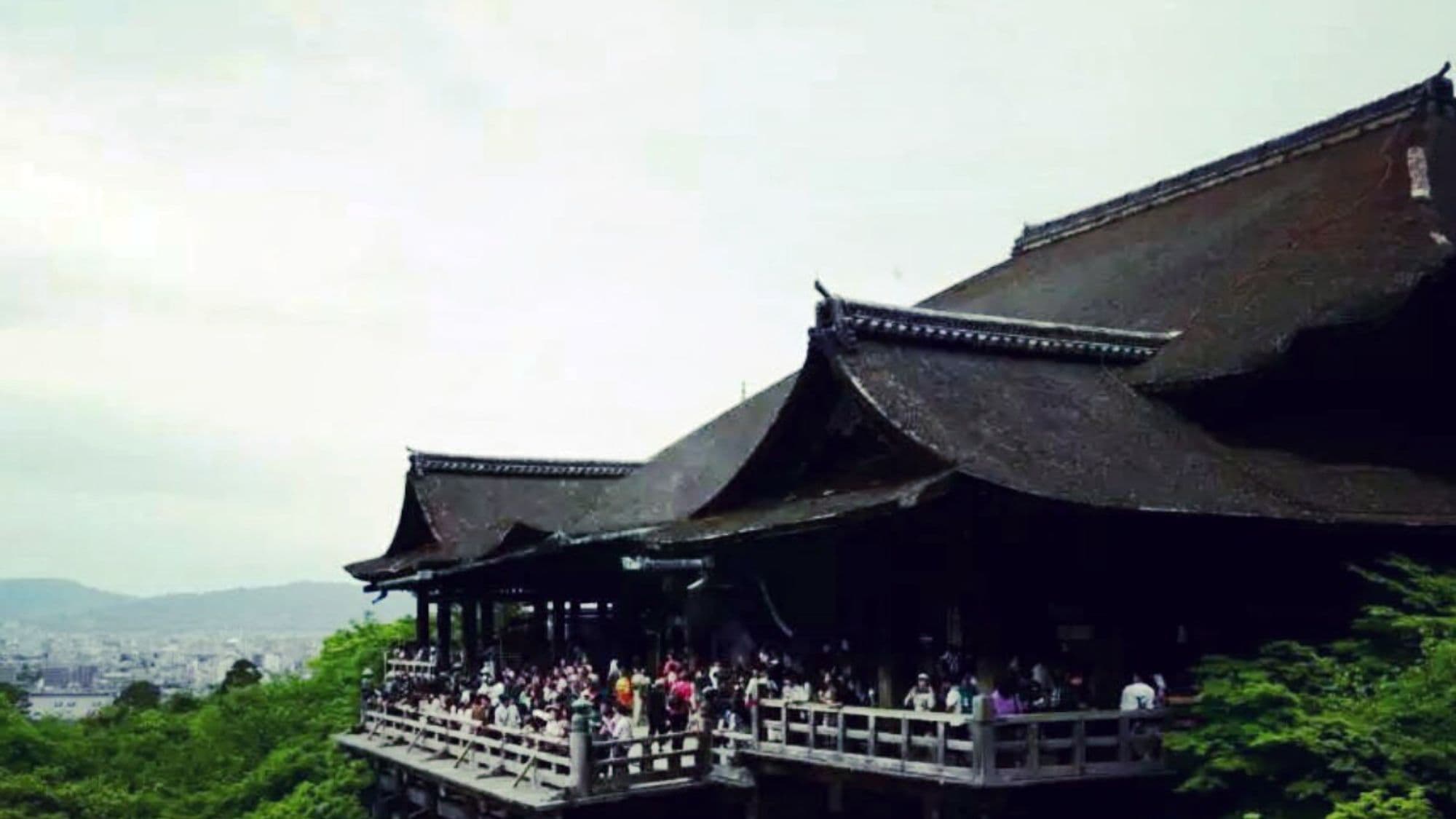 ・ 13 minutes walk from the inn to Kiyomizudera