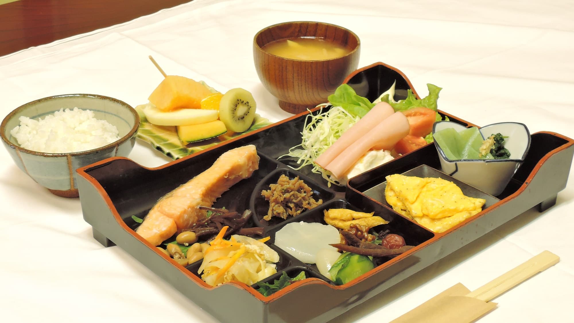 * [Breakfast example] Japanese set meal served in the dining room