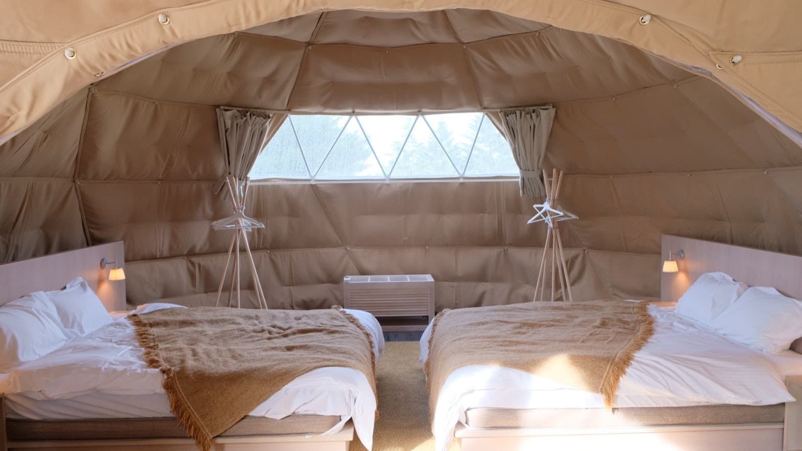 The bedroom (6m) has two 170cm wide queen beds (EX Suite Twin Dome)