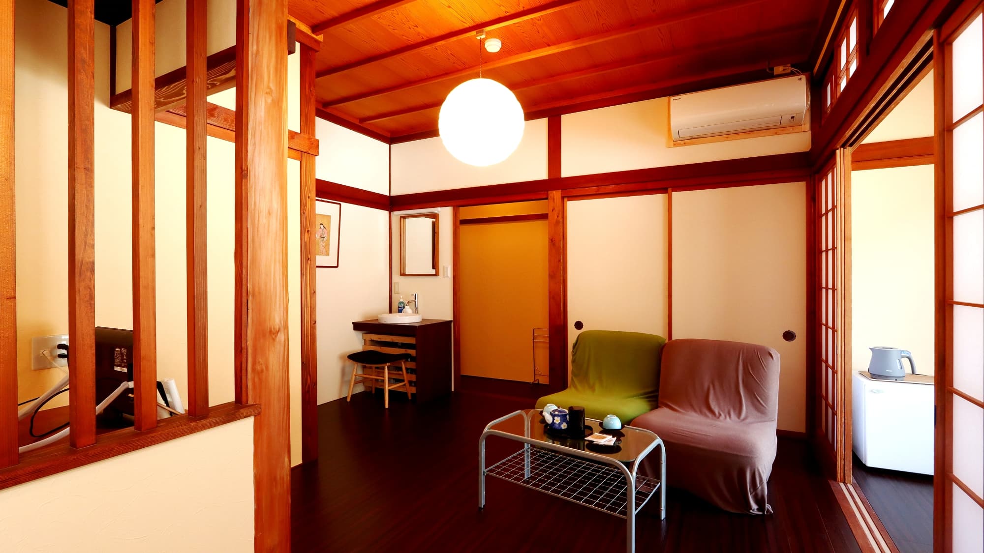 [Guest room] 201. A one-room, assigned guest room.