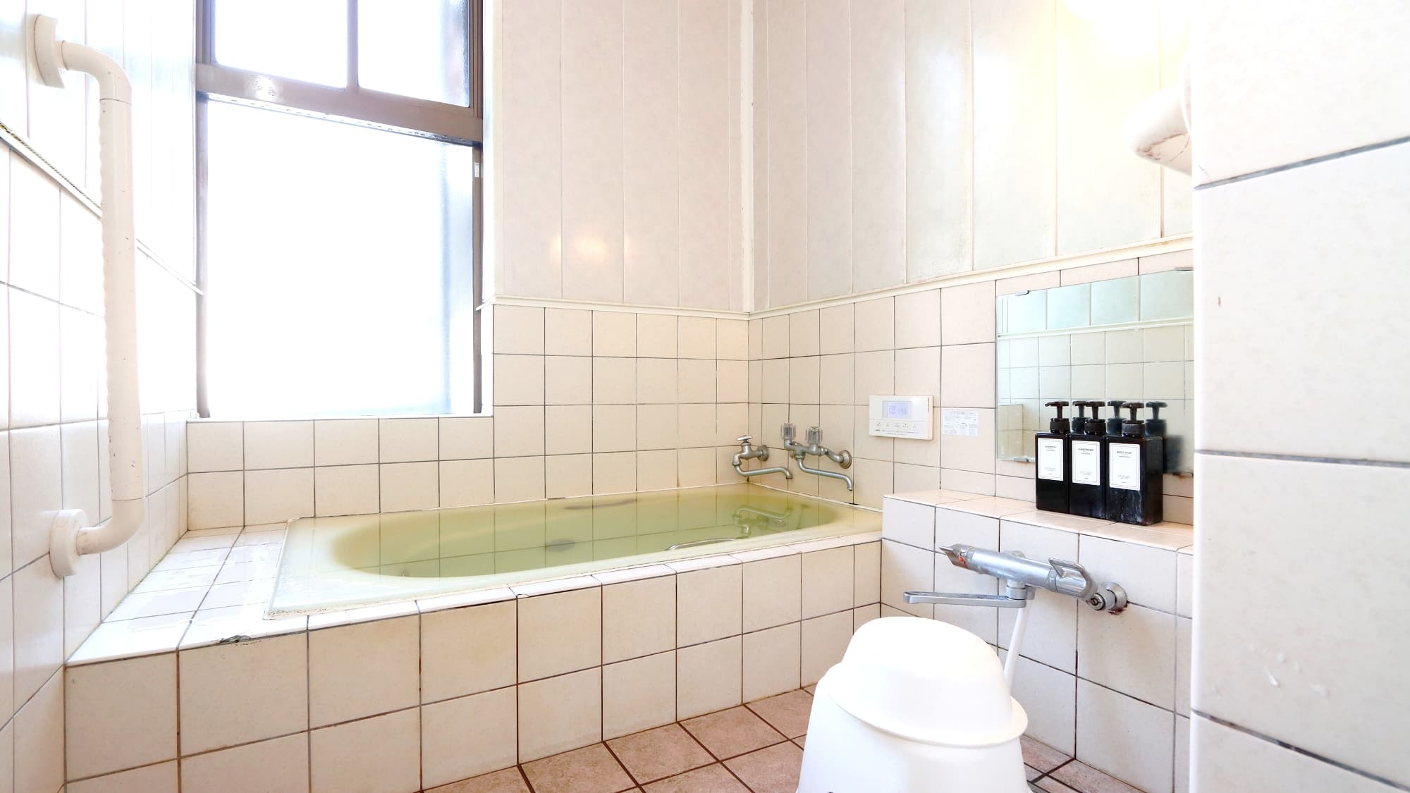 [Bath] Indoor bath for women. Gokayama Onsen Oze no Yu (herbal bath) is gentle on the skin and warms the body well.
