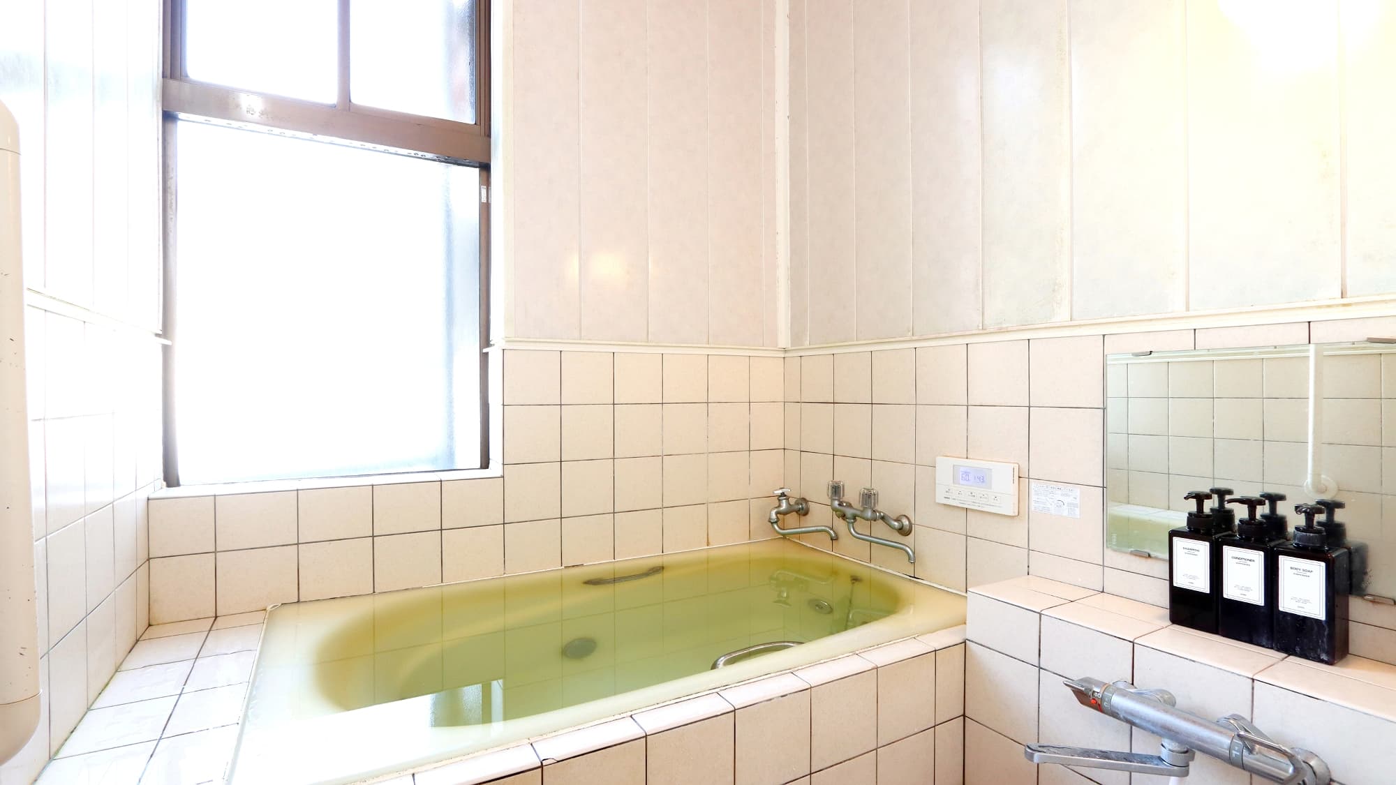 [Bath] Indoor bath for women. Gokayama Onsen Oze no Yu (herb hot spring) is gentle on the skin and warms the body well.