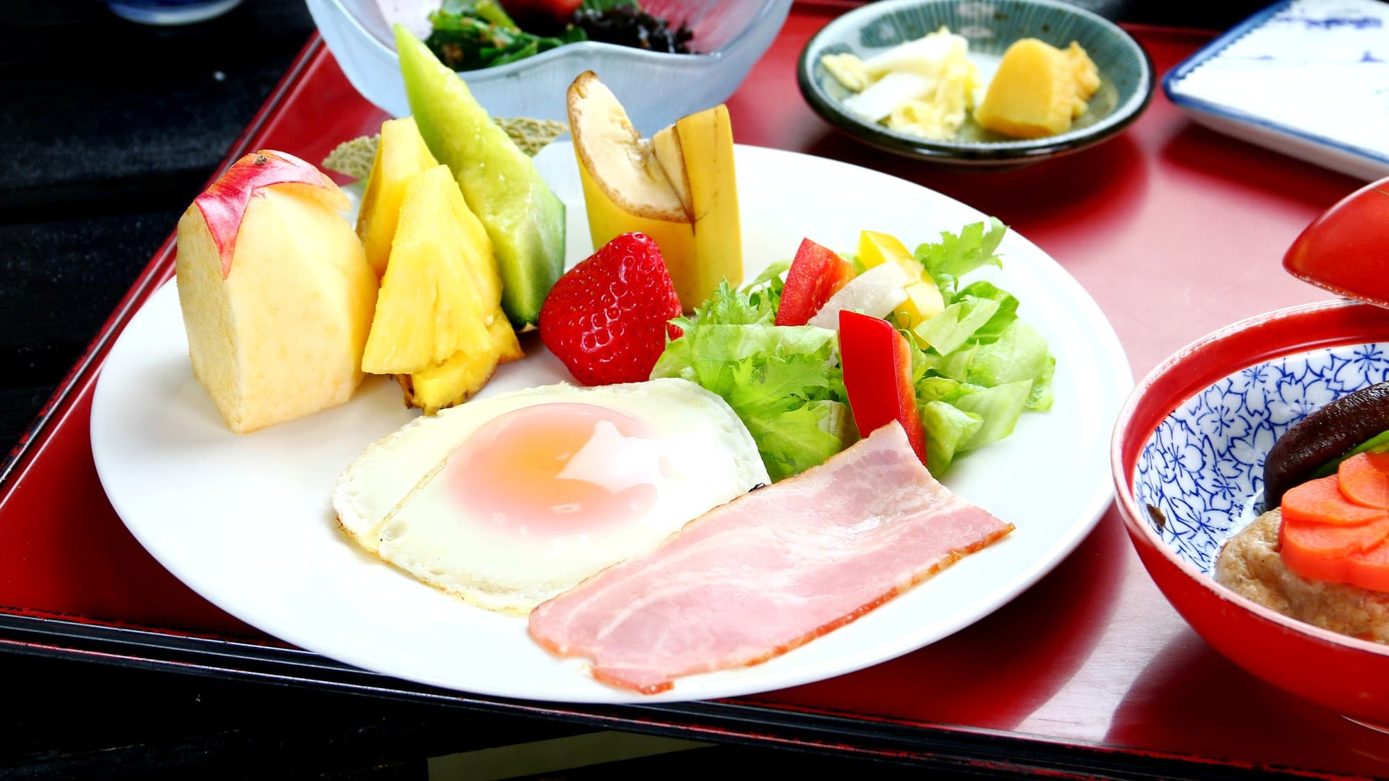 [Meals] Breakfast. Home-grown vegetables, seasonal fruits, and homemade side dishes will warm your body... a country breakfast.