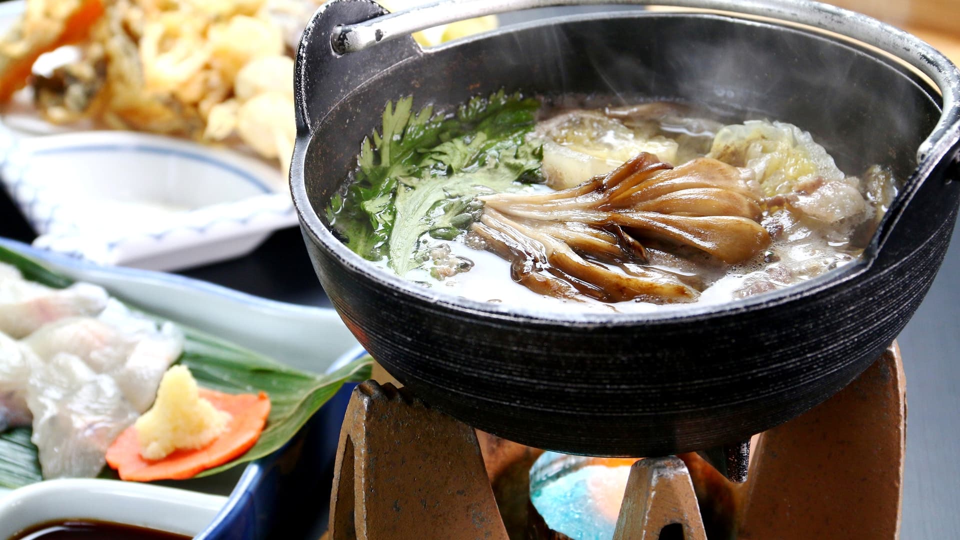 [Meals] Supper. We offer delicious dishes that make the best use of seasonal mountain products, such as abundant wild plants and mushrooms.