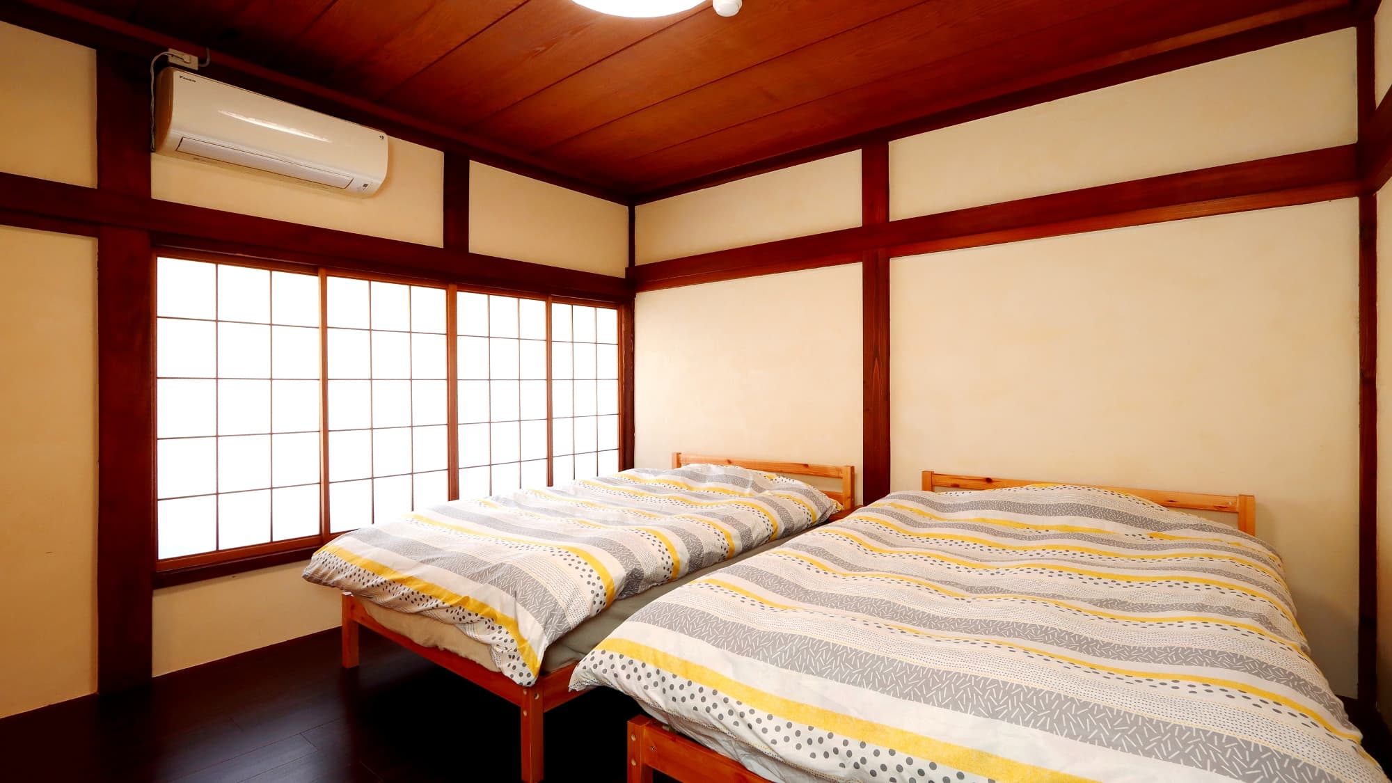 [Room] 201. This room is left to you for 2 hours.