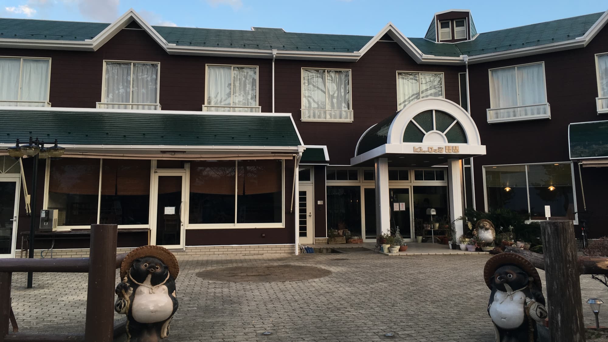 [Appearance] A raccoon dog welcomes you like a shisa or a guardian dog!