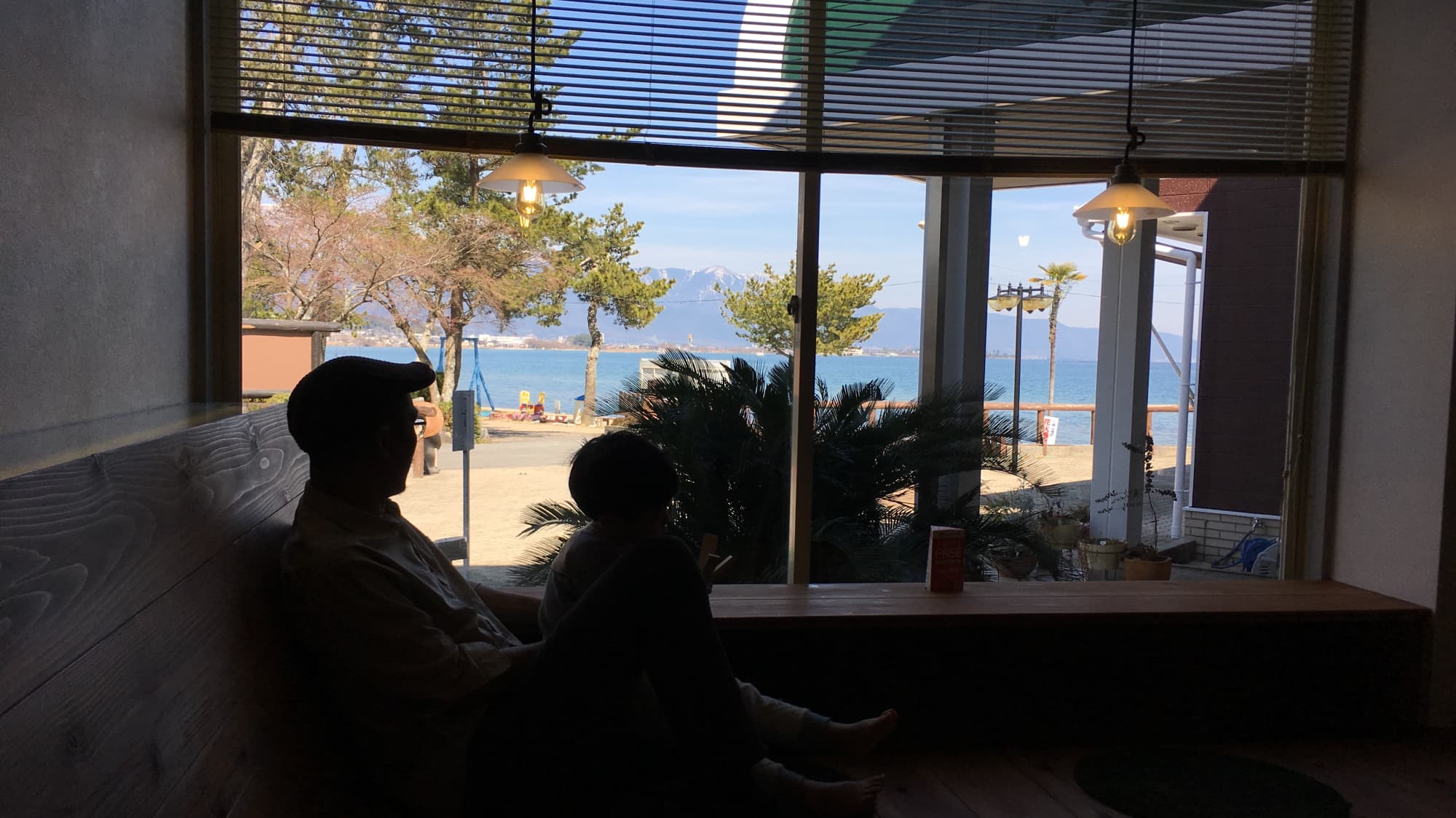 [Lobby counter seats] You will want to take a look at the scenery.