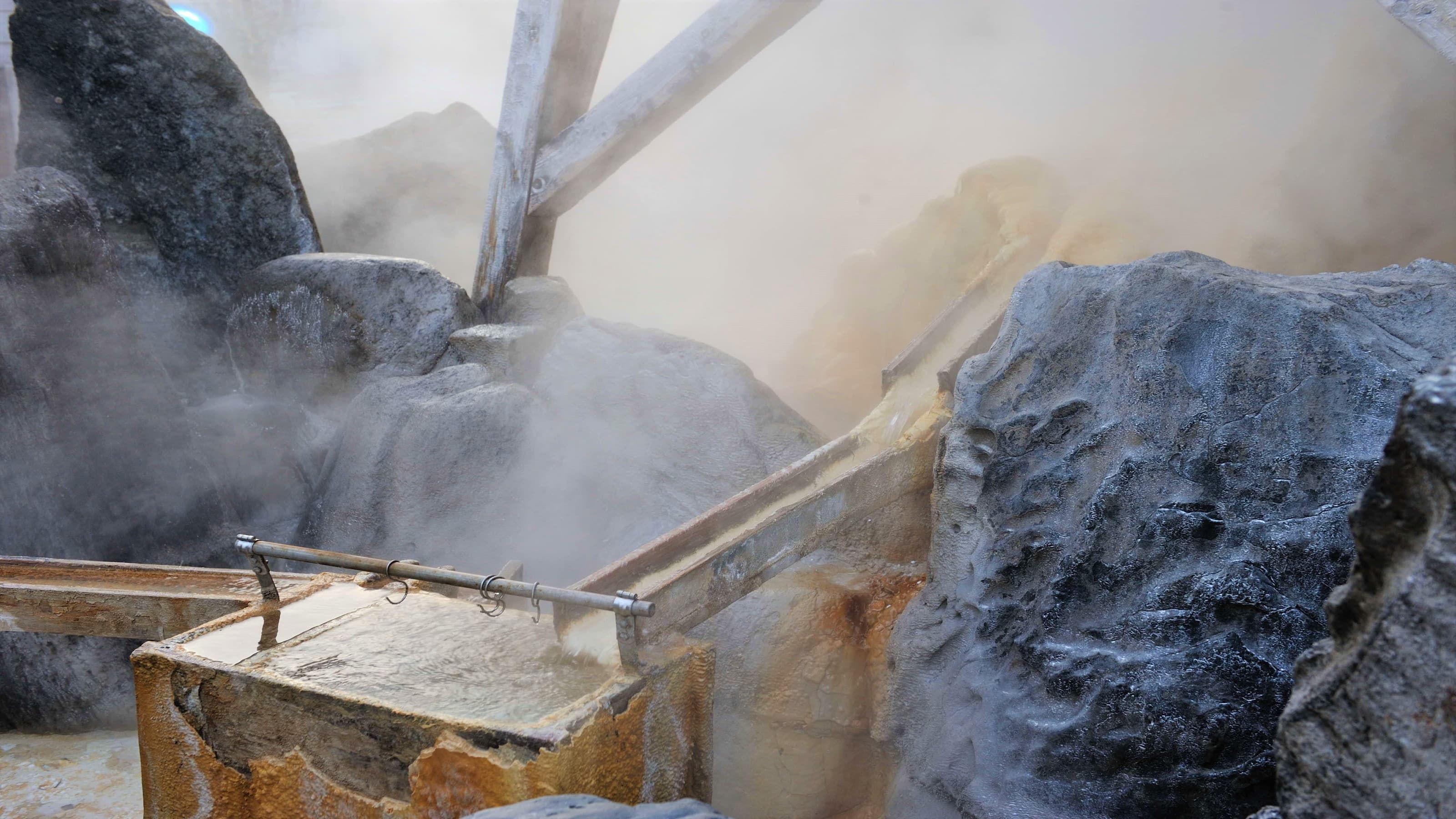 ◆ [Hot spring eggs that can live to 100 years old] There is also a spot in front of the station where you can make hot spring eggs