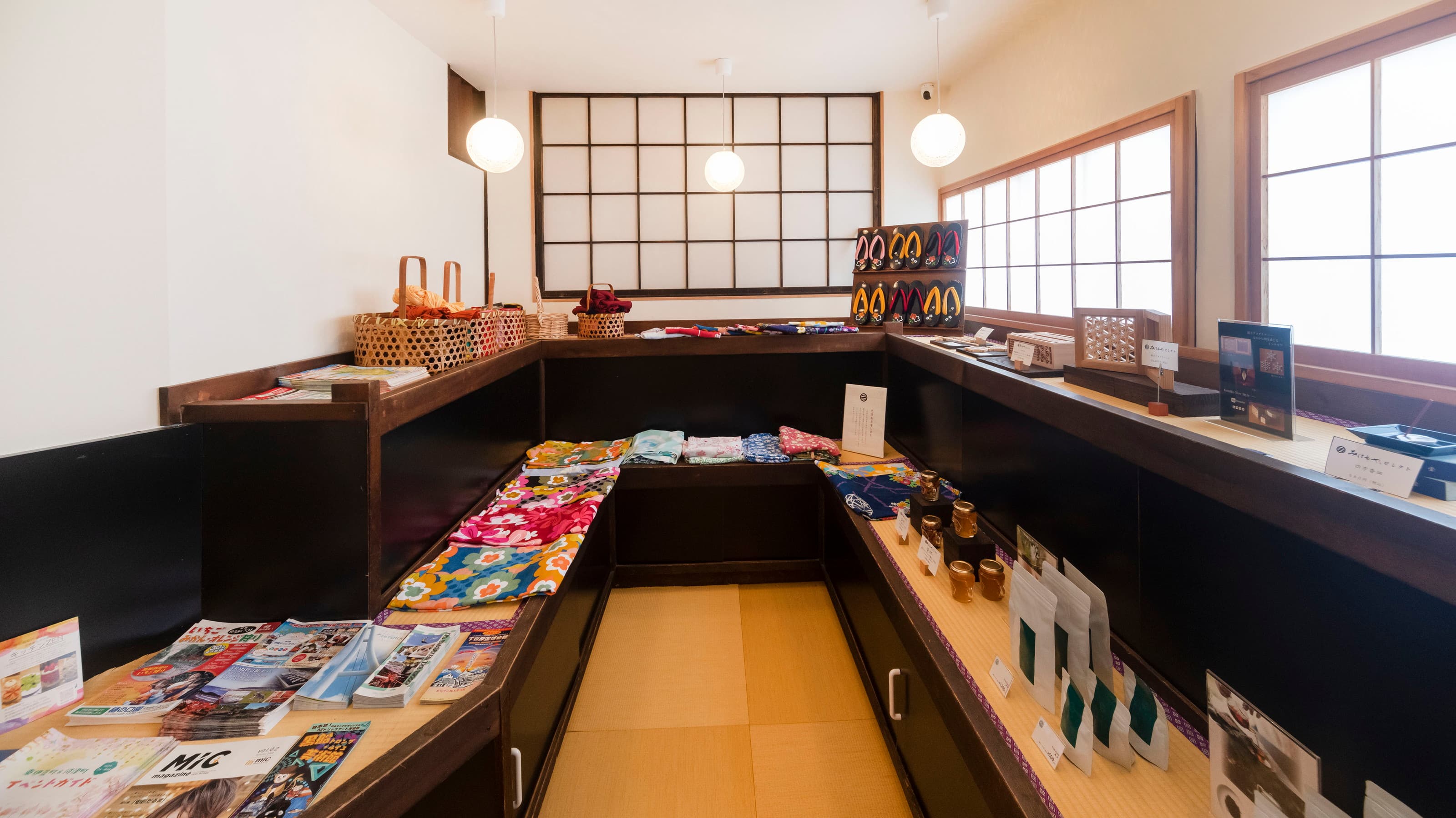 Rental yukata and souvenir corner