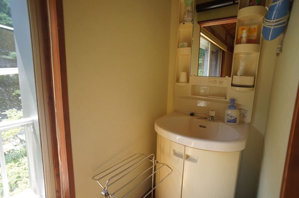 Bathroom sink