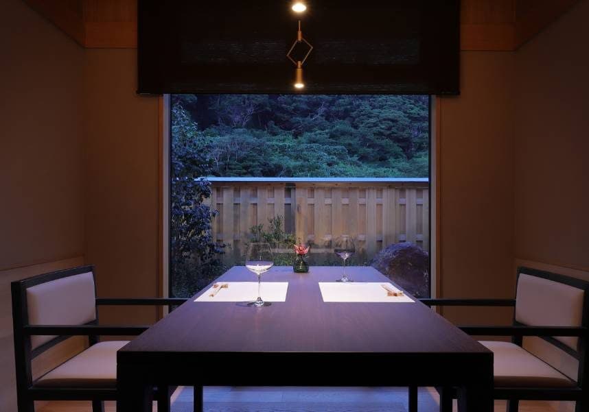 Fully private dining rooms, Ren