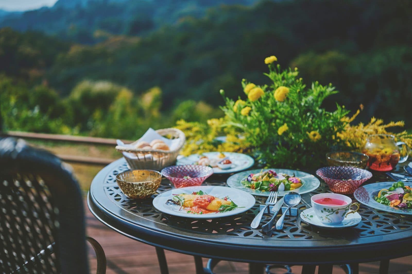 숲을 보며 먹는 아침