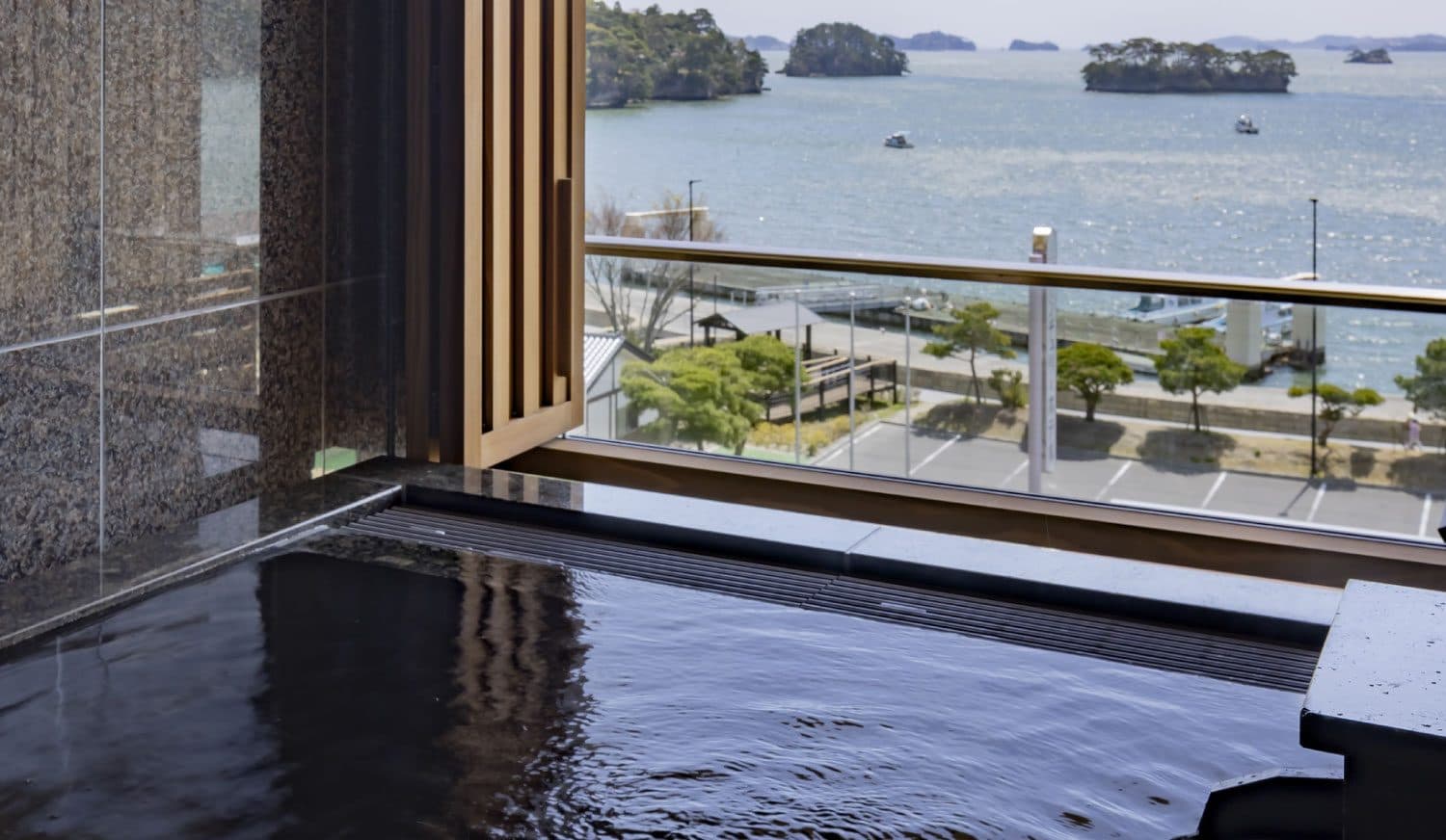 8 rooms with open-air baths