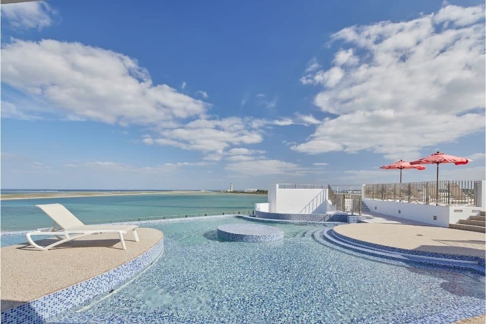 Rooftop outdoor hot-spring spa