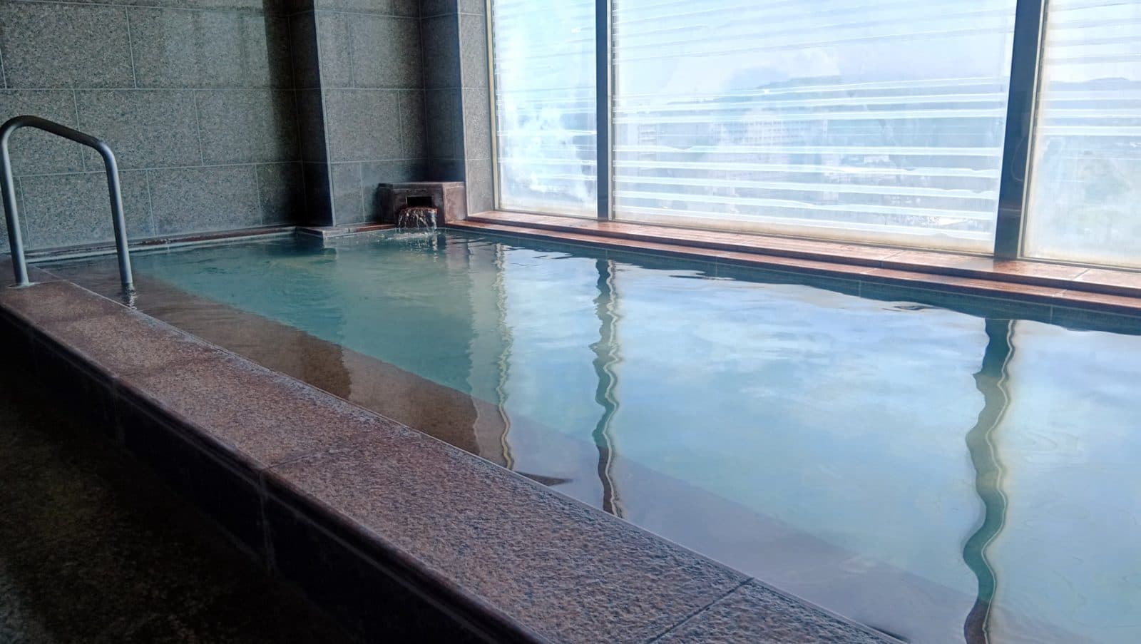 12F hot spring bath