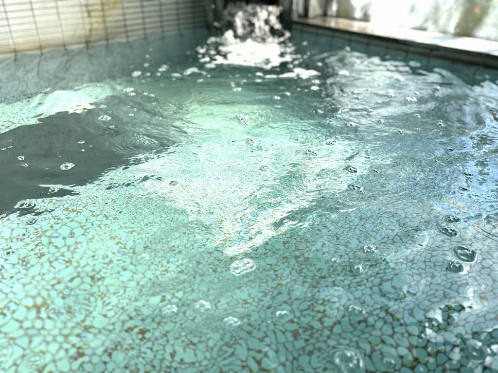 男女人工温泉大浴场