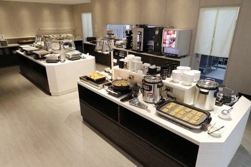 40+ item breakfast buffet