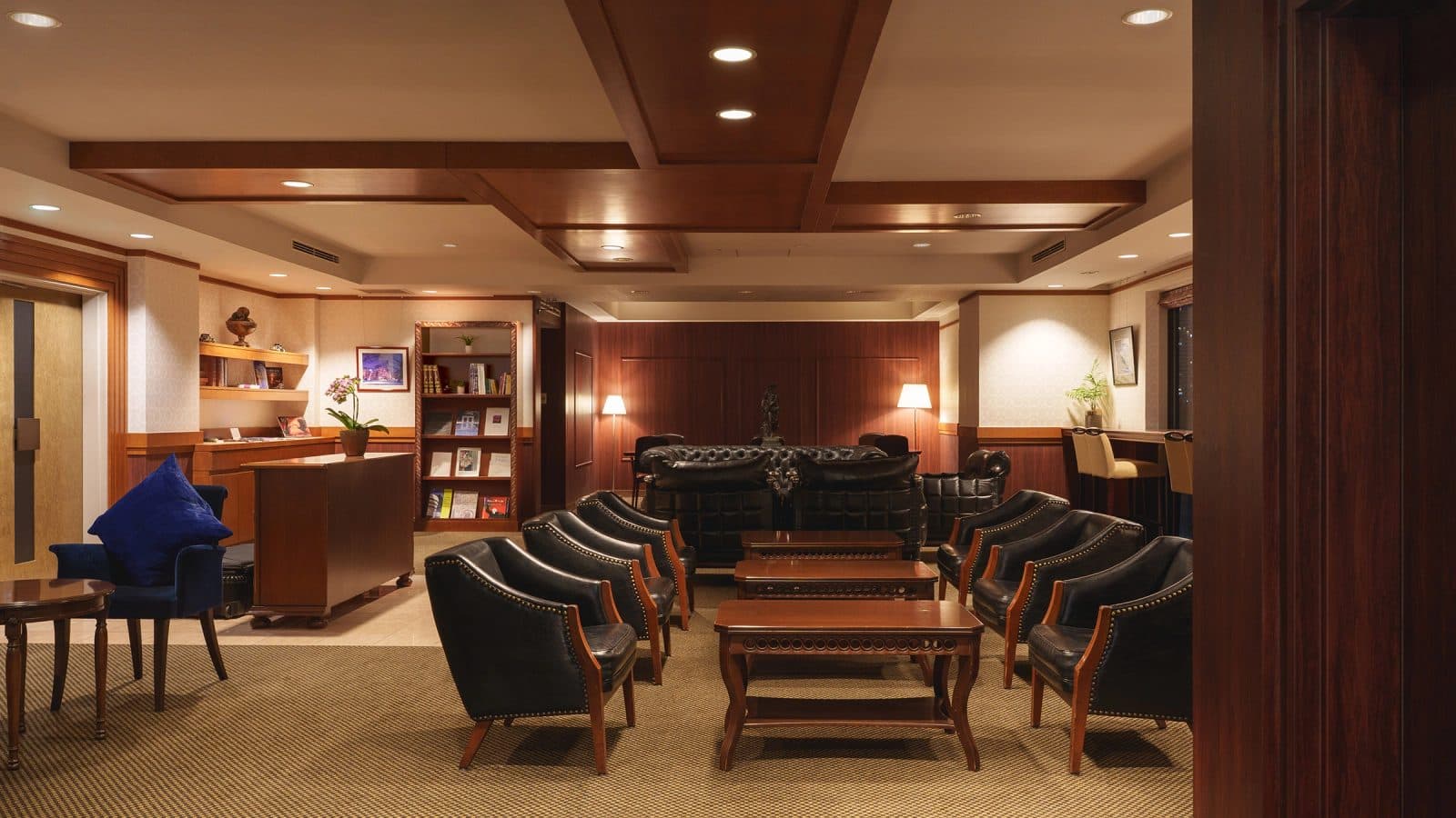 10F Status Lounge