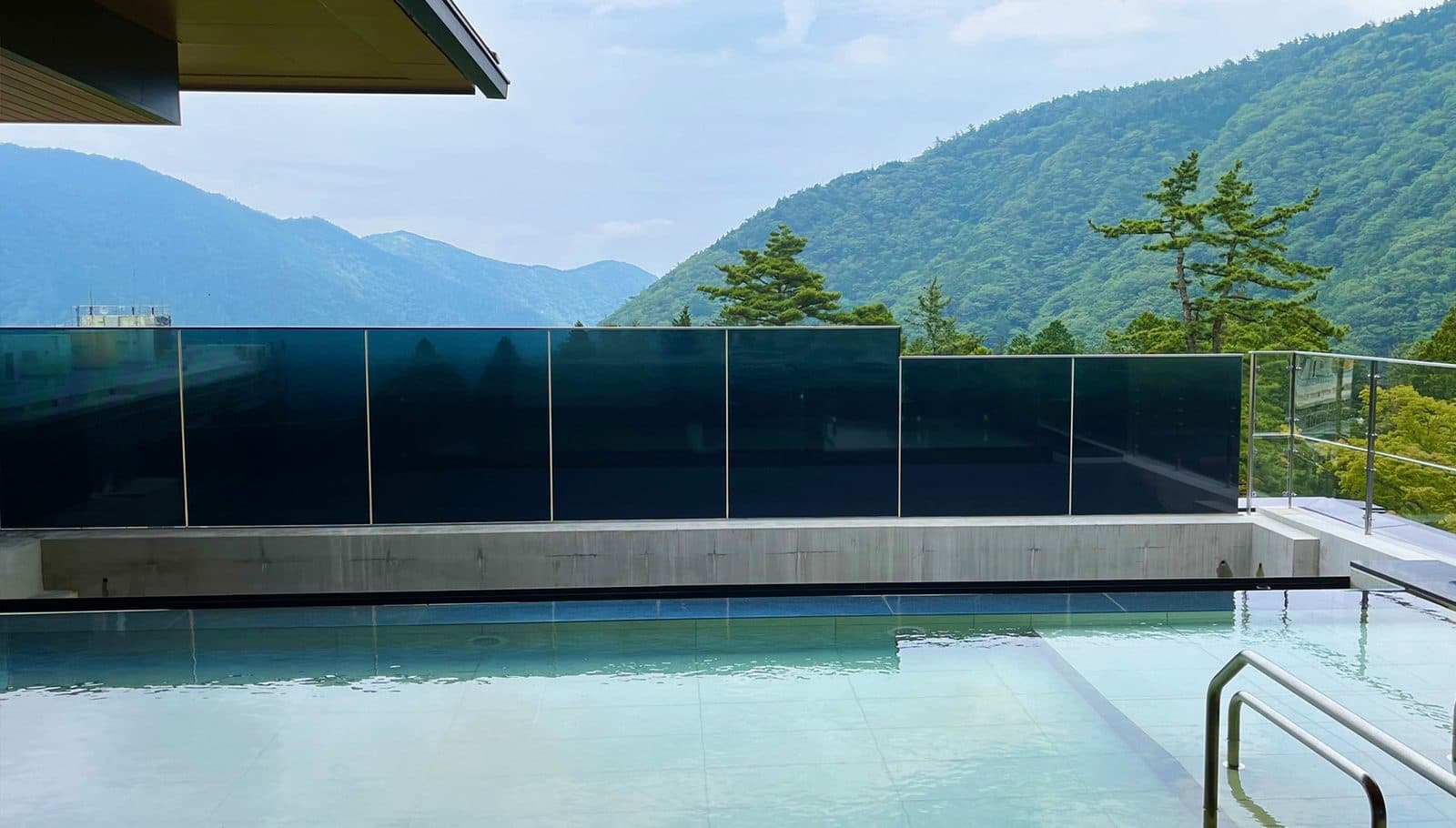 Top-floor open-air bath