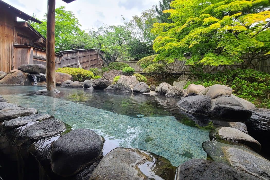 Pure free-flowing onsen