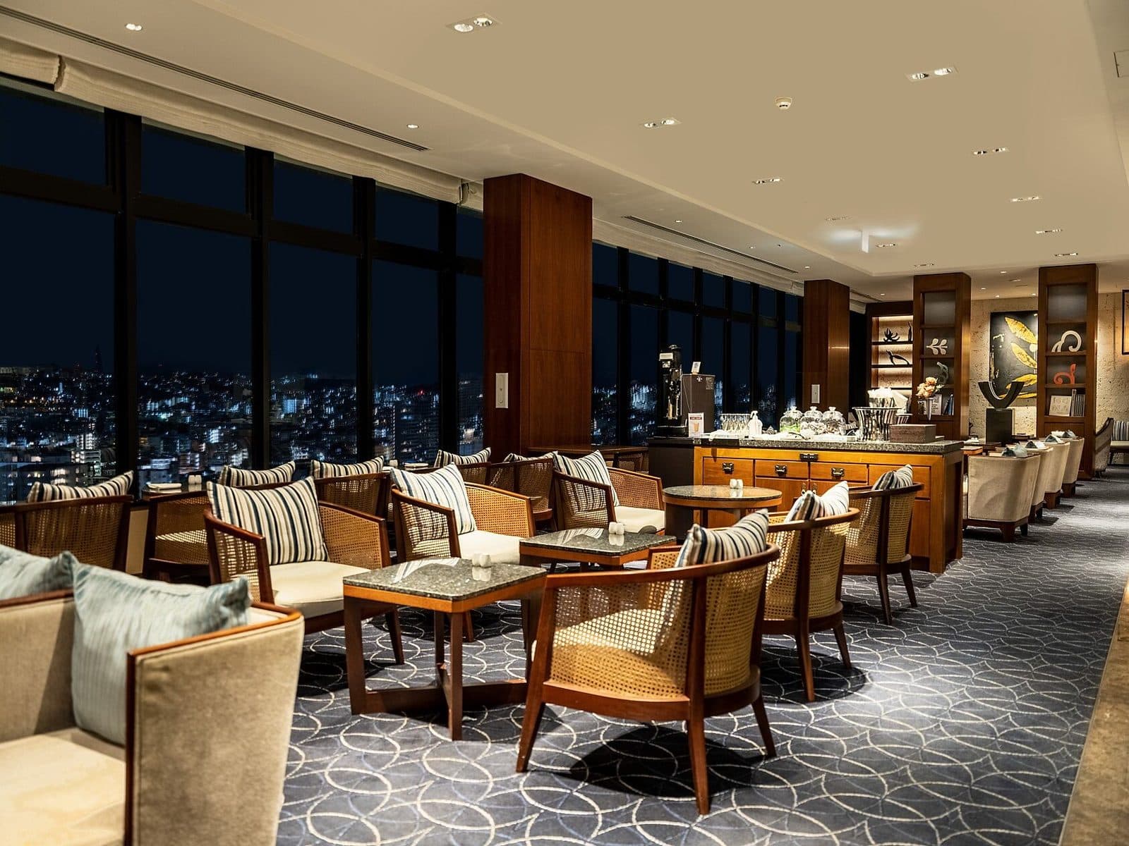 18th-floor Regency Club Lounge