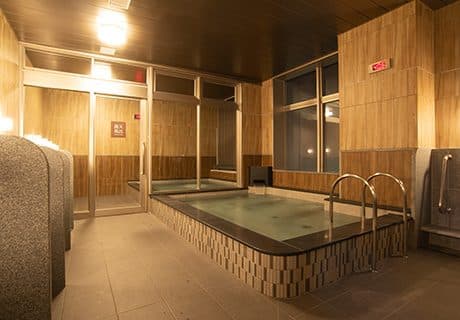 9th-floor bath with jacuzzi