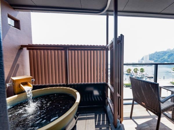 Open-air bath in every room