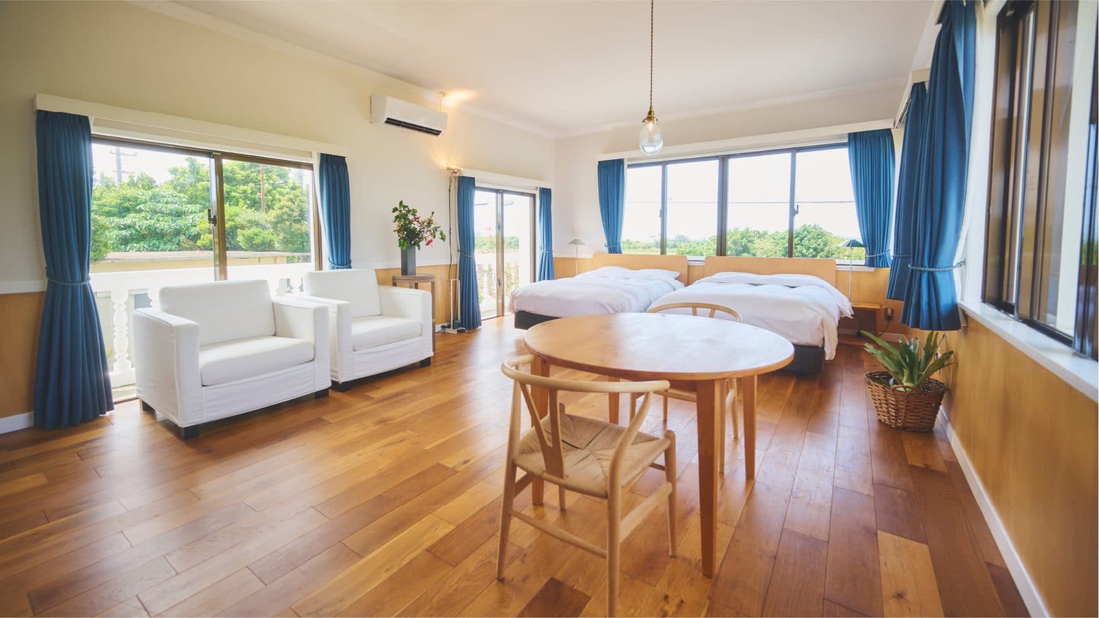 Just two rooms: sea or fields