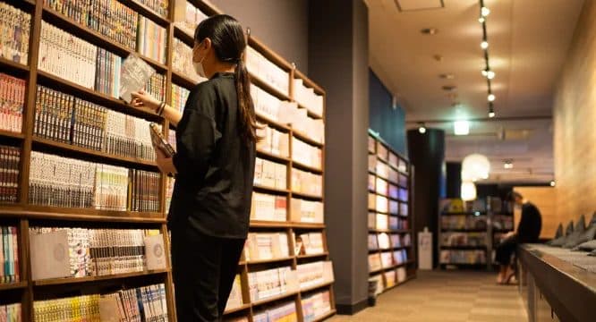 8,000 manga and a restaurant