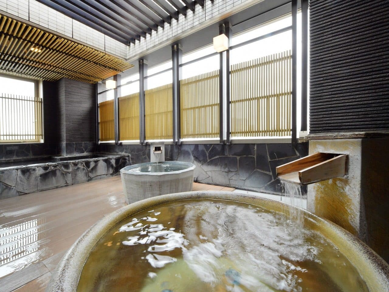 15th-floor view bath