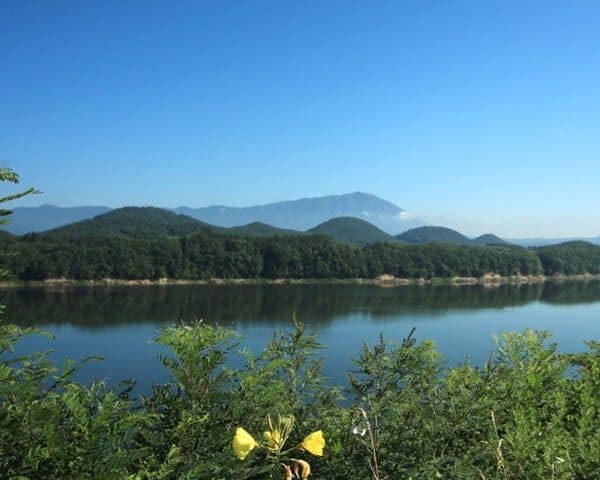 호수와 산의 파노라마