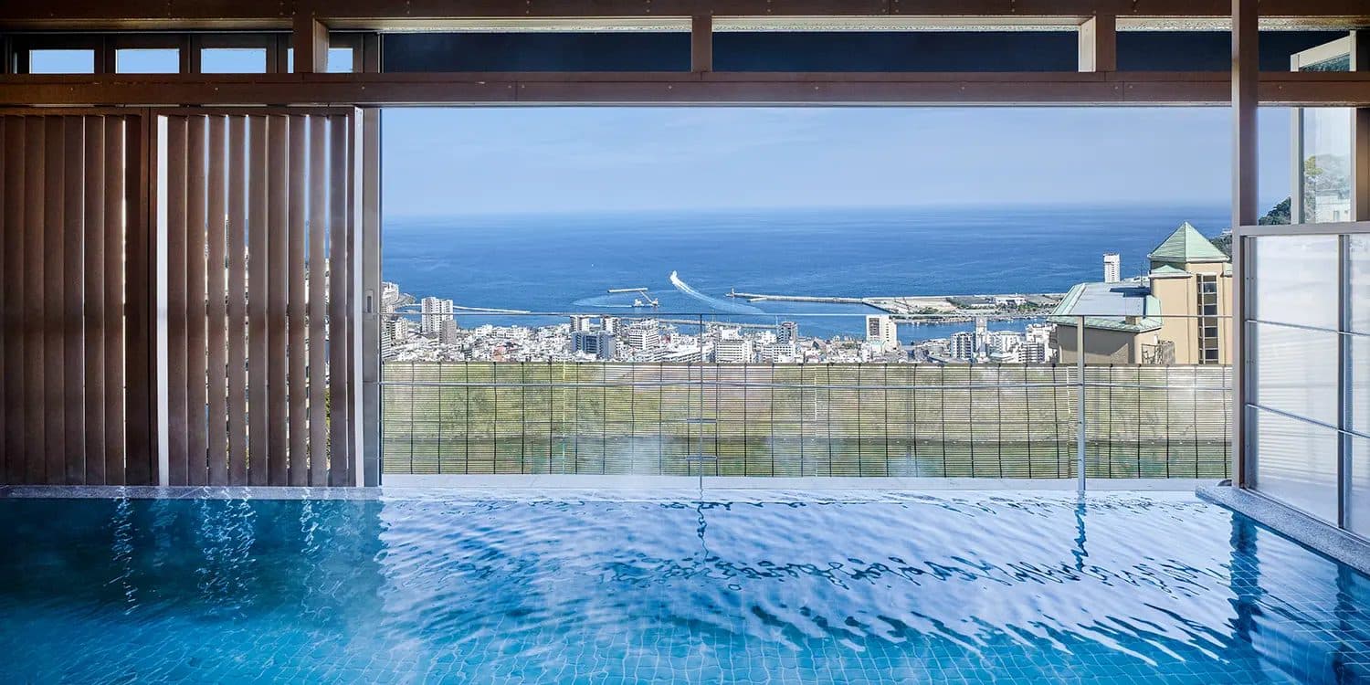 Semi-open-air bath with a view