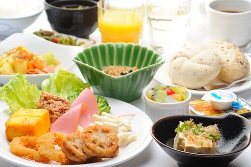 갓 구운 빵 조식 뷔페