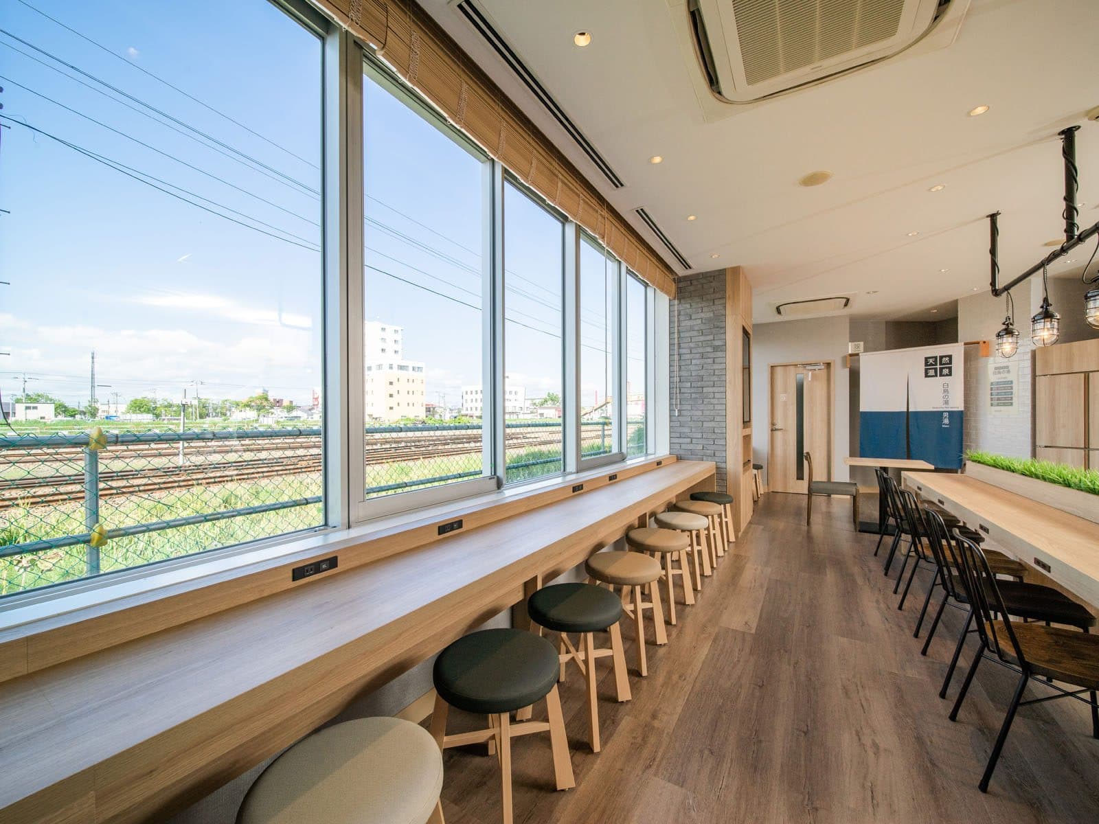 Train-view lounge