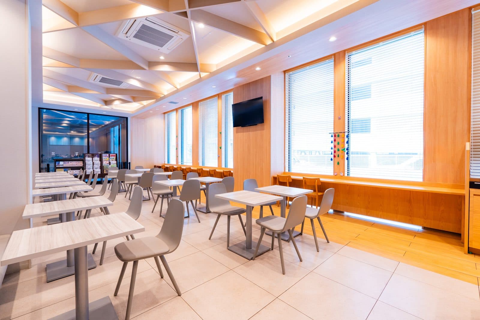 含金枪鱼盖饭的自助早餐